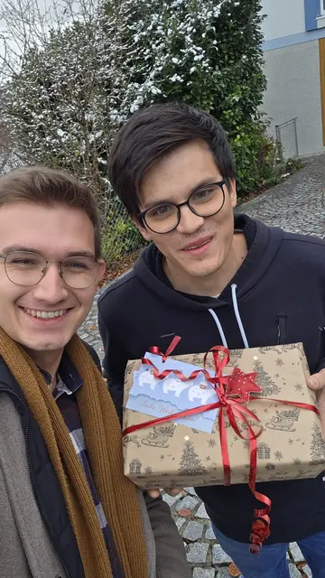 JVP-Bezirksobmann Fabian Egger (l.) bei der Spendenübergabe der JVP Mondseeland