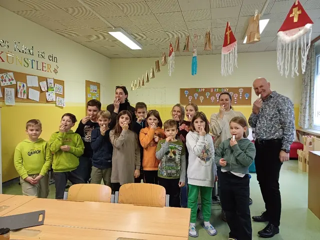 Die Volksschülerinnen und Volksschüler stellten Lippenbalsam und Kerzen her. | Foto: Wolfgang Lakitsch