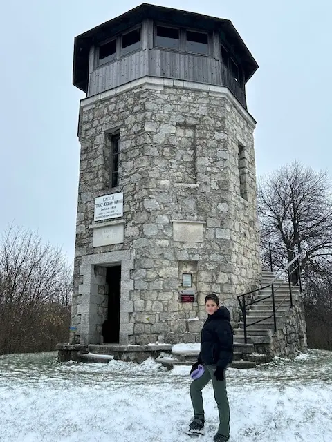 Der Hauptautor Georg König kennt alle "lost places" im Leithagebirge – das ist aber keiner davon. | Foto: Markus König