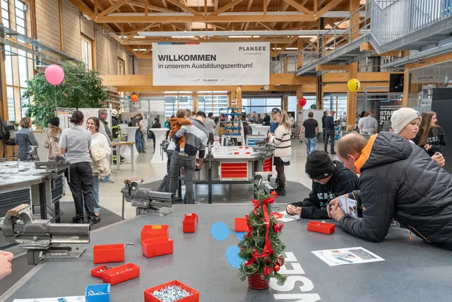 Rund 850 Gäste nutzten die Tage der offenen Tür bei der Plansee Group, um Einblicke in das Ausbildungszentrum zu bekommen. | Foto: Rolf Marke