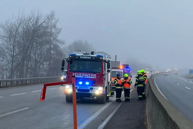 Die Feuerwehr sicherte die Unfallstelle ab. | Foto: Feuerwehr Kobenz