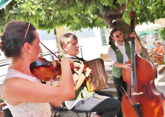Eine musikalische Verbindung gehen die Irrwurzla mit dem Männergesangverein Liebenau ein. | Foto: Edith Ertl
