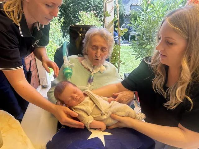 Dank des Vereins "Rollende Engel" konnte die schwerkranke 76-jährige Regina ihren neugeborenen Urenkel Matteo erstmals in den Armen halten.  | Foto: Rollende Engel