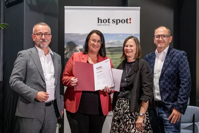 Christian Doms, Prokuristin Maria Auer, Andrea Eckerstorfer und Andreas Fill bei der Verleihung des HotSpot-Awards. | Foto: HotSpot Innviertel/Rambossek