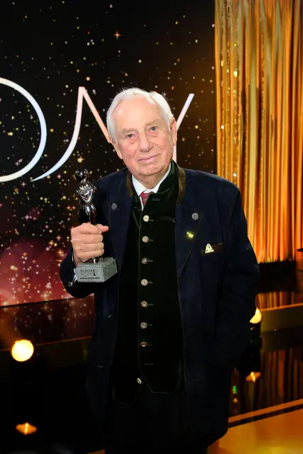 Michael Wolkenstein mit seiner Platin-Romy | Foto: KURIER