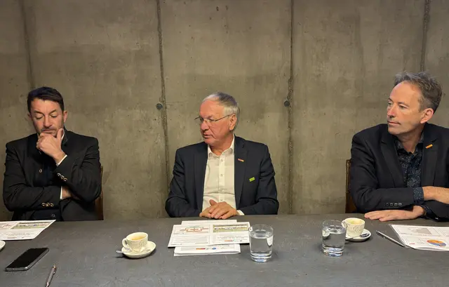 Josef Ober (M.) macht unter anderem auf die Waldcharta und einen in den Gemeinden beschlossenen Maßnahmenplan aufmerksam.  | Foto: MeinBezirk/Markus Kopcsandi 