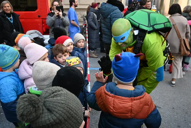 Ein Ninja Turtle begrüßte die wartenden Kinder. | Foto: Königer