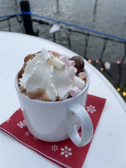 Auch ein heißer Kakao kann zu einem besonderen Getränk werden. Einfach etwas Zimt oder für Erwachsene einen Schuss Rum oder Amaretto unterrühren und mit Marshmallows garnieren. Tipp: Auch die Sahne lässt sich verfeinern, etwa mit Vanillezucker. | Foto: sm