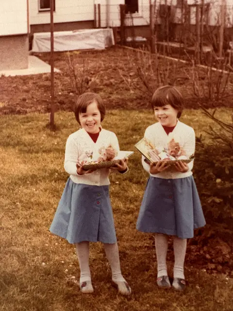 Karin und Renate damals als Kinder. | Foto: Bichler