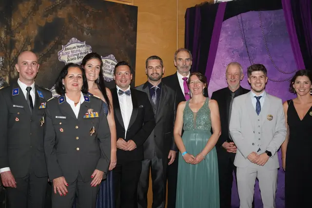 Ehrengäste-Foto. Von links nach rechts: Daniel Rauchecker, Katrin Wiesinger, Angelika Kures, Harald Ruiss, Erich Gabler, Johannes Hiller, Sandra Spendlhofer, Peter Brunner, David Triethaler und Johanna Morozov. Die letzten beiden sind meine für den Ball hauptverantwortlichen Lehrkräfte | Foto: Fabian Berger
