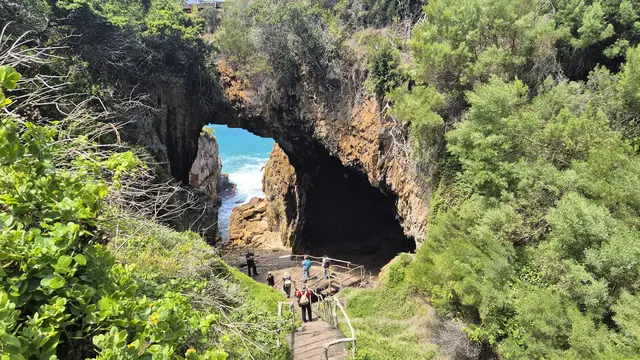 29.10.2025 Höhle mit Blick auf Meer auf Featherbed