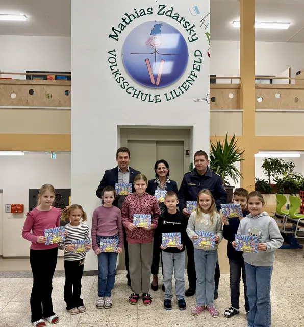 Die Kinder der 3. Klasse der Mathias Zdarsky Volksschule Lilienfeld freuten sich über die IPA Verkehrsmalbücher, die sie gemeinsam mit Direktorin Claudia Auer von Bürgermeister und Sicherheitsgemeinderat Manuel Aichberger und PI-Kommandant Josef Eigelsreiter erhielten.  | Foto: Gemeinde Lilienfeld