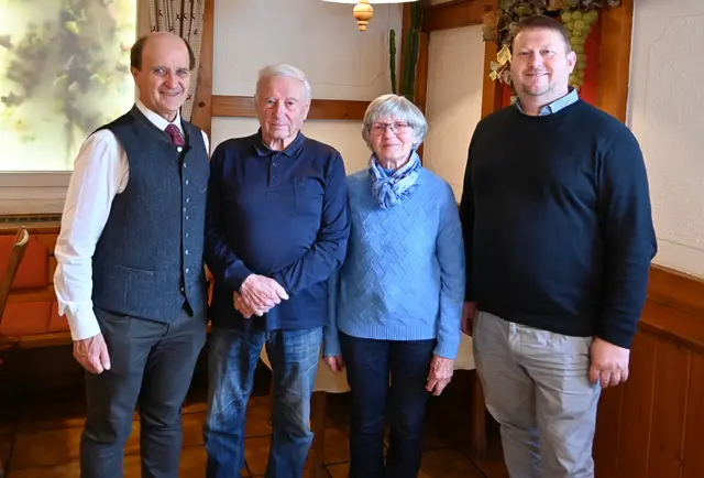 Bürgermeister Heinrich Perner, Jubilar Herbert Rabitsch mit Gattin Johanna, Gemeinderat Manfred Seifter. (v.l.n.r.) | Foto: © Bgm Heinrich Perner