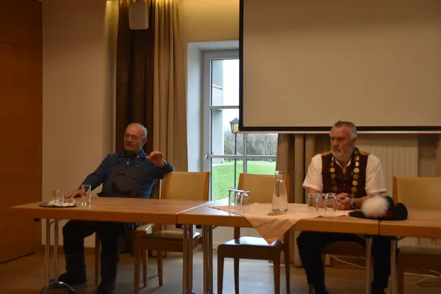 Engelbert Wieser und Andreas Selner geben am Mostlandhof in Schauboden Einblicke in die Tätigkeiten des Vereins "Streuobsterhaltung Mostviertel". | Foto: Roland Mayr/MeinBezirk Scheibbs