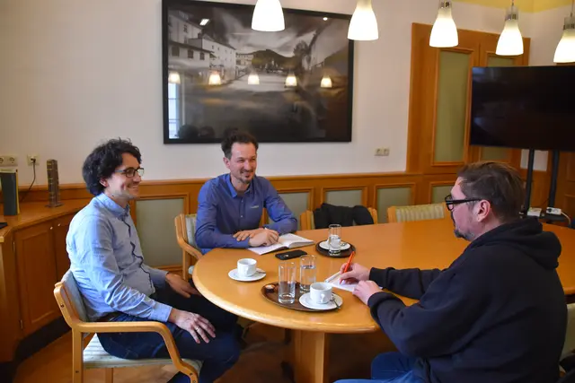 Bürgermeister David Pöcksteiner (SPÖ) und sein Stellvertreter Joseph Hofmarcher (BUGS) beim Interview mit MeinBezirk-Redaktionsleiter Roland Mayr in Scheibbs | Foto: Elisabeth Kalteis Wetchy/Stadtgemeinde Scheibbs