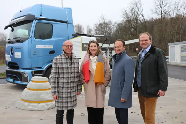 Smatrics-EnBW-Geschäftsführer Thomas Landsbek, Sonja Pickhardt-Kröpfel, Bürgermeister Peter Harringer und Smatrics-Geschäftsführer Hauke Hinrichs bei der Eröffnung des Ladeparks in Regau (v.l.)  | Foto: MeinBezirk/Rabl