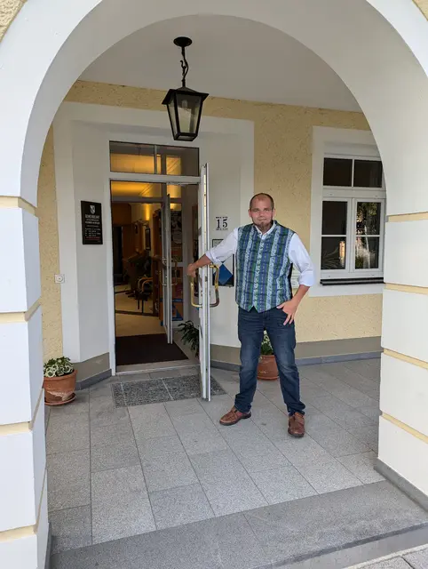 Bürgermeister Christian Huber steht im Gemeindeamt Rede und Antwort zu den aktuellen Baumaßnahmen im Ort. | Foto: Gemeinde Gilgenberg