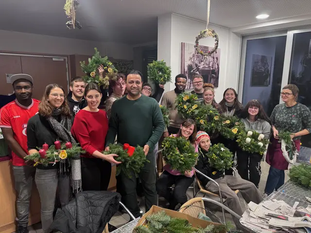 Die Schüler gestalteten bei vorweihnachtlicher Stimmung wunderschöne Kränze. | Foto: Diakoniewerk