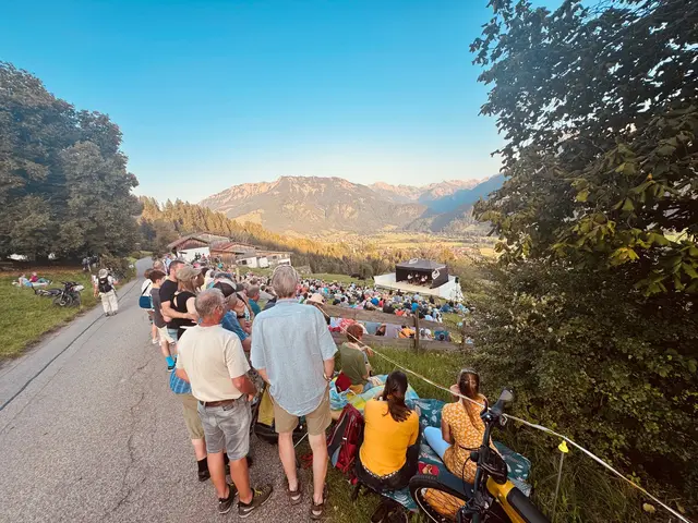 Musik oben am Berg kommt gut an: bei den Musikern und ebenso beim Publikum. | Foto: REA