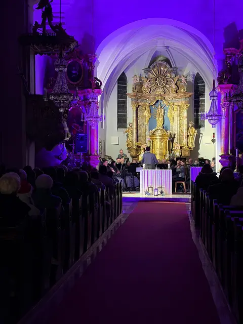 Stimmungsvoll wurde auch der Innenraum der Kirche erleuchtet. | Foto: Musikverein Burgau