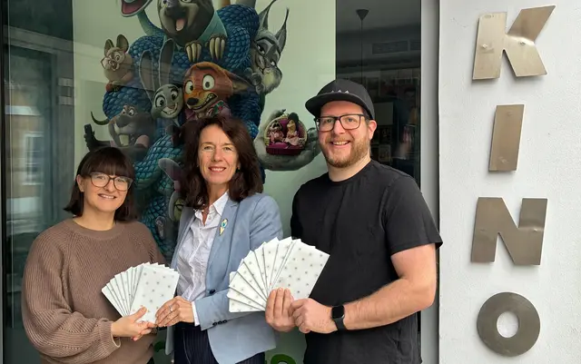 Von links: Judith Steininger (Kino Freistadt), Renate Leitner (Sozialservice) und Paul Wilfing (Kino Freistadt). | Foto: Kino Freistadt