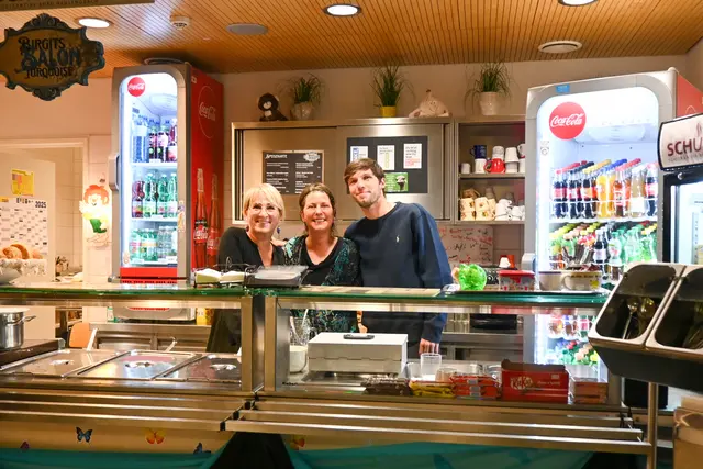 Das Team der Schülerei: Claudia Breitenecker, Birgit Westphal, Jakob Breitenecker hat sich hervorragend um das leibliche Wohl der Gäste gekümmert | Foto: Fabian Berger