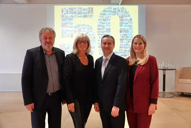 Bildungslandesrätin Daniela Winkler (1.v.r.), Bildungsdirektor Alfred Lehner (l.) und Bürgermeisterin Elisabeth Böhm (2.v.l.) gratulierten Direktor Hannes Nitschinger (2.v.r.). | Foto: Bernhard Kerezsi