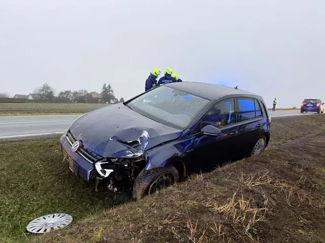 Der PKW wurde im Frontbereich schwer beschädigt. | Foto: FF Vitis