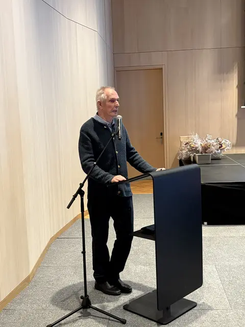 Kurt Tschiderer ist der Organisator der Hangartstube und darüber hinaus Chronist der Gemeinde Pettneu.  | Foto: Elisabeth Zangerl