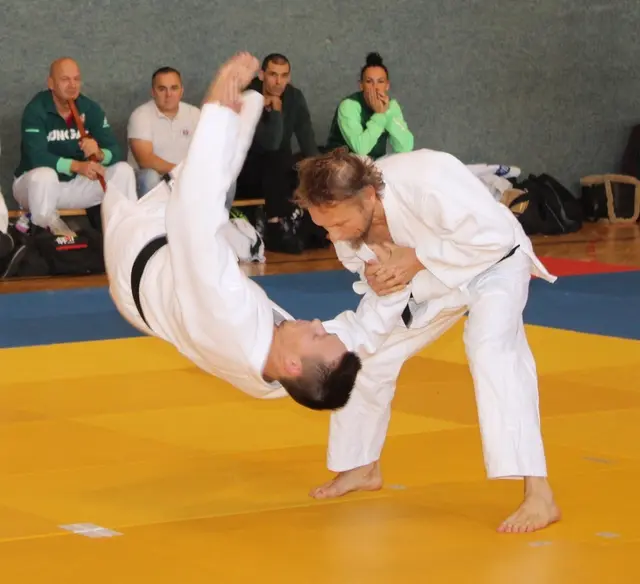 Andi (re.) u. Simon Gemeinhardt bei ihrer KATA Präsentation in Kottingbrunn.