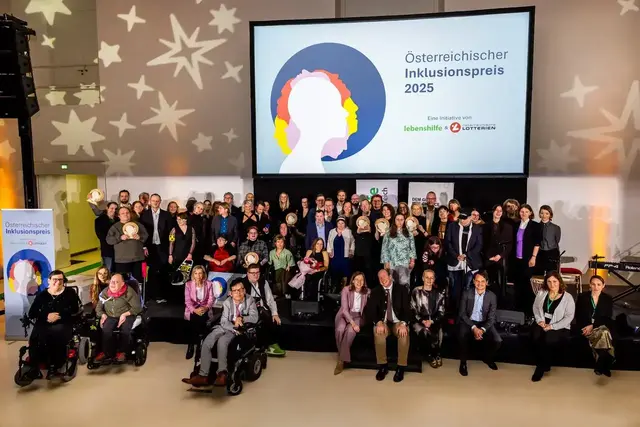 Die Gewinnerinnen und Gewinner des Österreichischen Inklusionspreises 2025. | Foto: Österreichische Lotterien/Achim Bieniek