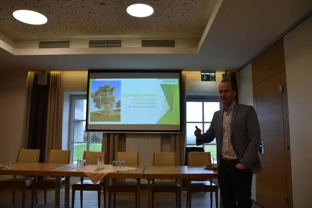 Johannes Refenner vom Francisco Josephinum in Weinzierl gibt am Mostlandhof in Schauboden Einblicke in die Tätigkeiten des Vereins "Streuobsterhaltung Mostviertel". | Foto: Roland Mayr/MeinBezirk Scheibbs