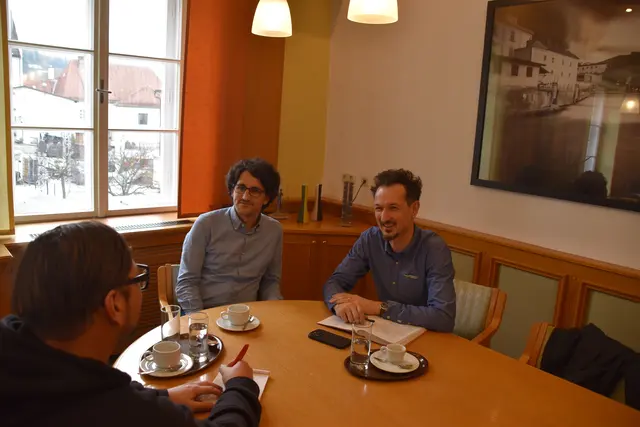 MeinBezirk-Redaktionsleiter Roland Mayr beim Interview mit Bürgermeister David Pöcksteiner (SPÖ) und seinem Stellvertreter Joseph Hofmarcher (BUGS) in Scheibbs | Foto: Elisabeth Kalteis Wetchy/Stadtgemeinde Scheibbs