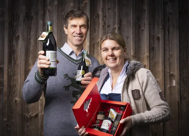 Andreas und Karin Kainz präsentieren ihr „steirisches Gold“: ein Kürbiskernöl, das für regionales Handwerk, nachhaltige Produktion und unverwechselbaren Geschmack steht. | Foto: Werner Krug
