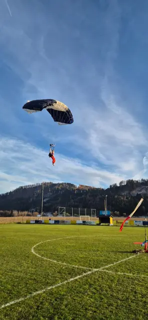 Sieben Jahre mussten die Zuseher warten, nun konnte der Nikolo in Liebenfels endlich wieder aus dem Flugzeug springen. | Foto: Privat