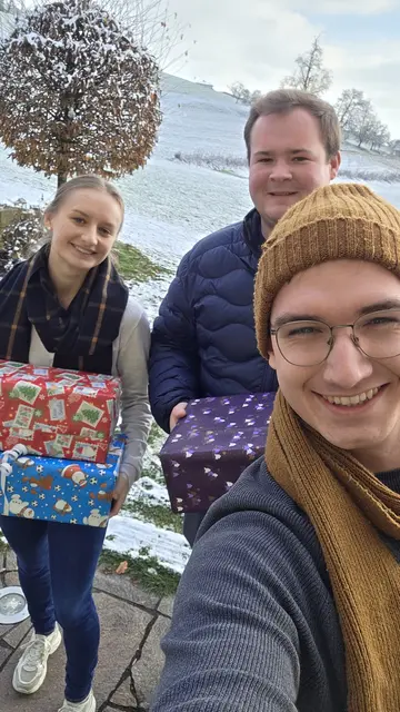 JVP-Bezirksobmann Fabian Egger (r.) bei der Spendenübergabe in Frankenburg.