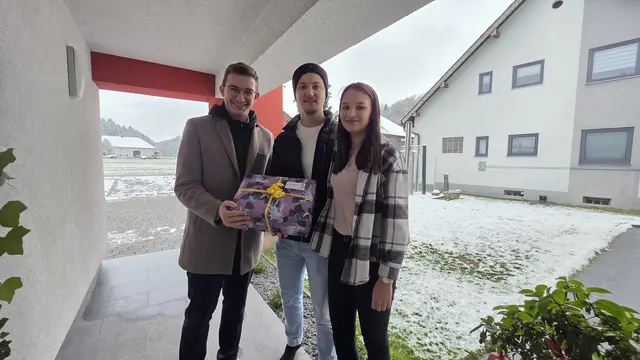 JVP-Bezirksobmann Fabian Egger (l.) bei der Spendenübergabe der JVP Regau.