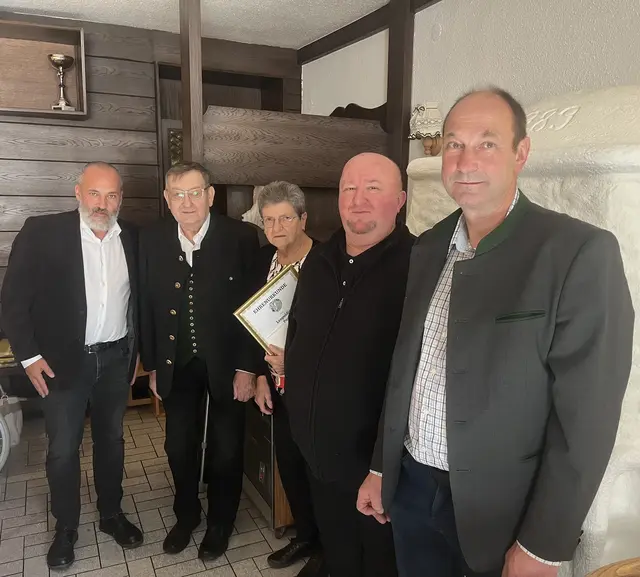 Goldene Hochzeit in St. Anton an der Jeßnitz: Leopoldine und Johann Punz mit ihren Gratulanten Bürgermeister Manfred Zellhofer (l.), Pfarrer Marian Lewicki (2.v.r.) und Karl Schagerl (r.) vom Bauernbund | Foto: Gemeinde St. Anton an der Jeßnitz