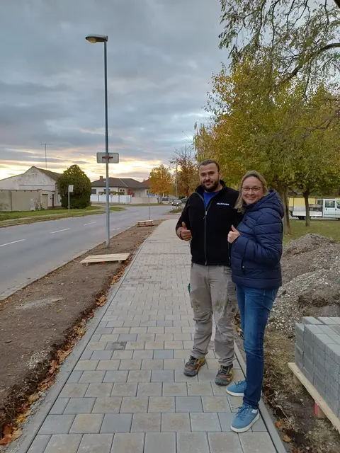 Bürgermeisterin Silvia Pitzl bei der Gehwegsanierung. Mittlerweile ist er fertig gestellt. | Foto: Gemeinde Apetlon
