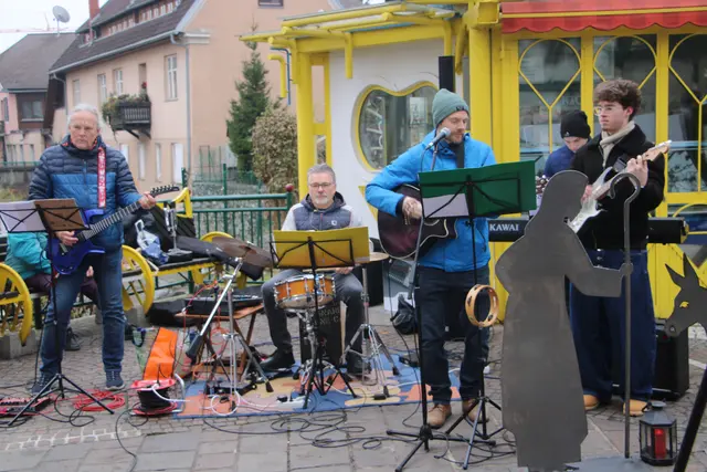 Live Musik bei der Brücke der Menschenrechte in Weiz. | Foto: Josef Hofmüller