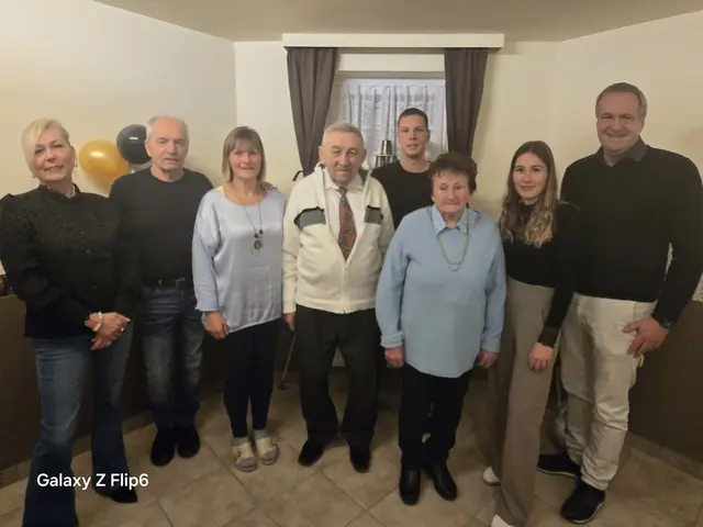 Vizebgm. Birgit Grafl, Schwiegersohn Franz Bauer,
Tochter Sabine Bauer, Geburtstagskind Josef Eigner, Gattin Theresia Eigner,
Enkeln Patrick und Nadine Grafl sowie GV DI Christian Payer. | Foto: Gemeindeamt Neutal