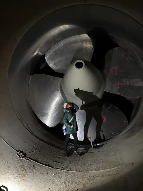 In den Turbinentunnel gelangt man normalerweise nicht so einfach. Im Normalbetrieb rauscht hier das Wasser durch. | Foto: Victoria Edlinger