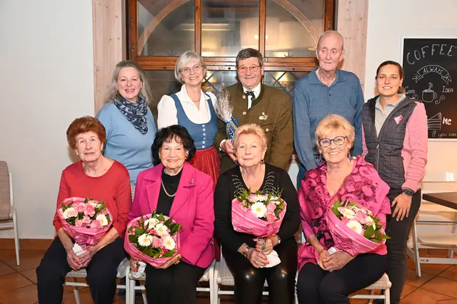 GR Claudia Moser-Straitz und Katharina Feischl mit Hildegard Thiel, Wilhelm und Ingrid Schedlbauer, Renate Klapal, Edith und Horst Hager sowie Ilse Lipp.  | Foto: Pohl