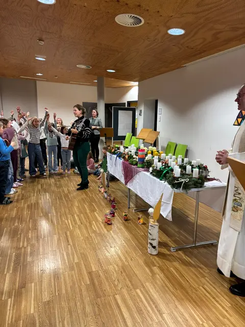 Die gebastelten Adventkränze wurden bei einer Zusammenkunft gesegnet. | Foto: VS Saalfelden 1