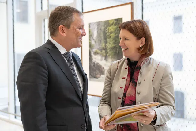 Agrar-Landesrätin Michaela Langer-Weninger und Direktor Hubert Huber. | Foto: Land OÖ/Spenlingwimmer