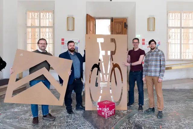 Mit den Schablonen für die "Sharrows"
v.li.: Markus Huber (Radbauleiter Straßen- und Brückenamt), Felix Bauer (Amtsleiter Straßen- und Brückenamt), Bgm.-Stv. Kay-Michael Dankl und Samuel Felbermair (Koordinator Aktive Mobilität) | Foto: Stadt Salzburg/Escabosa