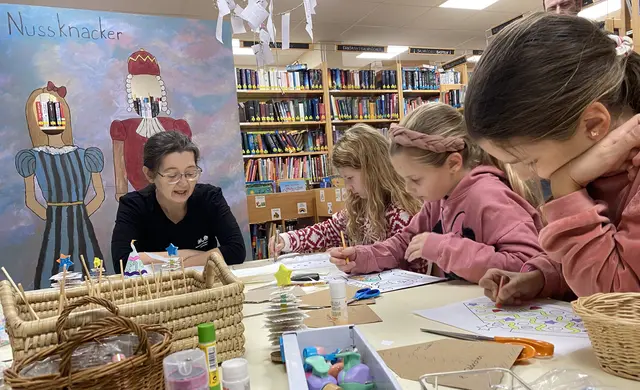 Bastelfee Silvia Taschler las den Kindern Weihnachtsgeschichten vor