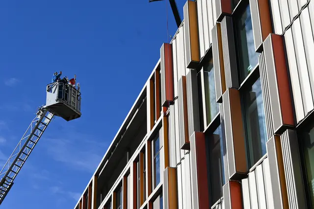 Der Nikolaus grüßte aus dem Krankorb der Feuerwehr Innsbruck. | Foto: Königer