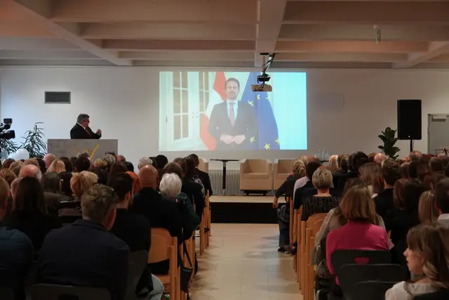 Christoph Wiederkehr entschuldigte sich für sein Fernbleiben in einer Videobotschaft. | Foto: Bernhard Kerezsi