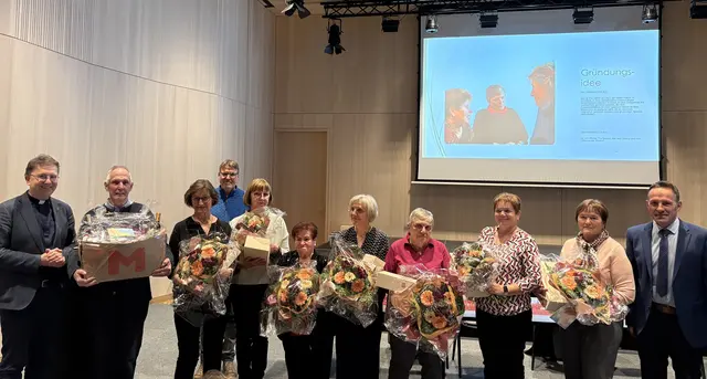 Die freiwilligen Helferinnen wurden im Rahmen der Jubiläumshangartstube geehrt, im Bild zu sehen sind von links: Roland Buemberger (Generalvikar der Diözese Innsbruck), Organisator Kurt Tschiderer, Sigrun Jehle, Vizebürgermeister Bruno Falch, Brigitte Falch, Helga Falch, Ingrid Scalet, Traudl Tschiderer, Hanni Burger, Barbara Miller und Bürgermeister Patrik Wolf.  | Foto: Elisabeth Zangerl